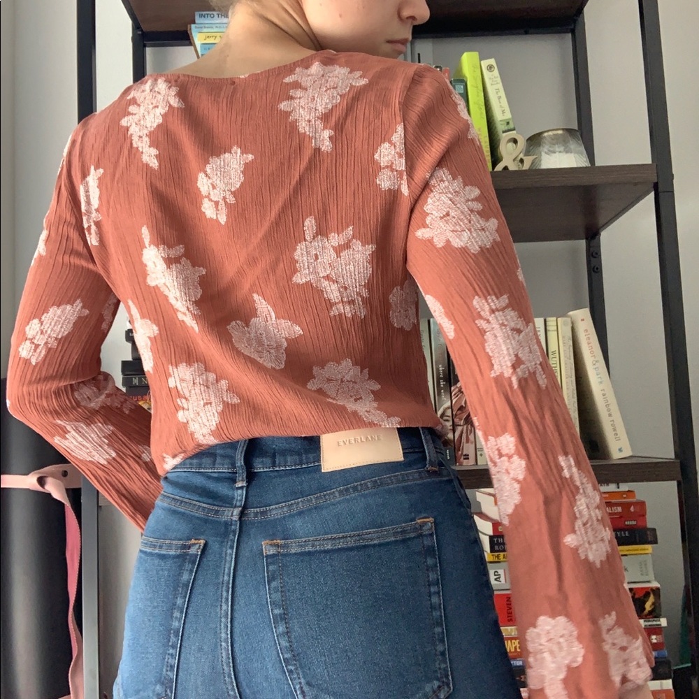 FLORAL BUTTON & TIE FRONT BELL SLEEVE CROP - Picture 3 of 9